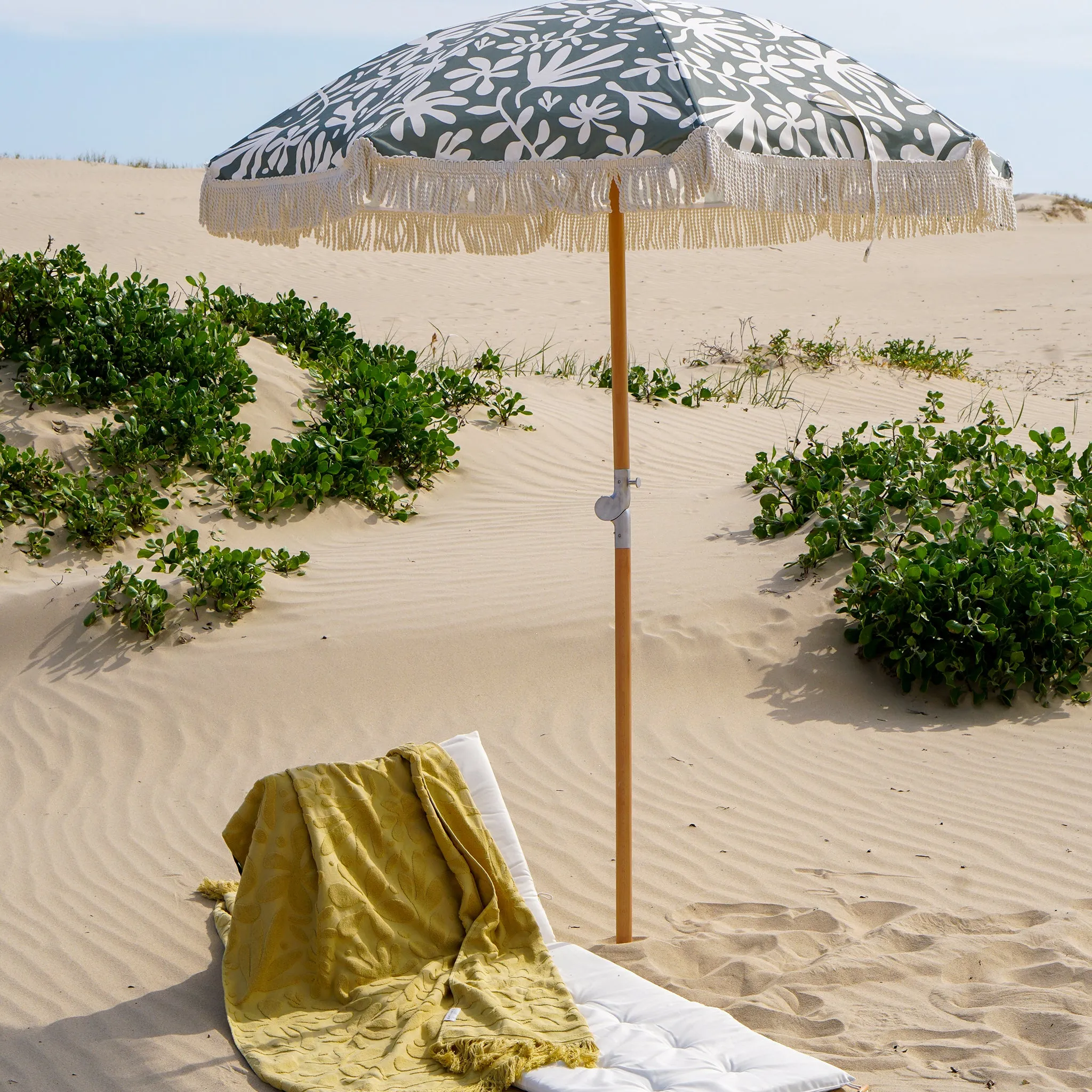 Luxe Beach Umbrella | The Vacay Olive Sunnylife