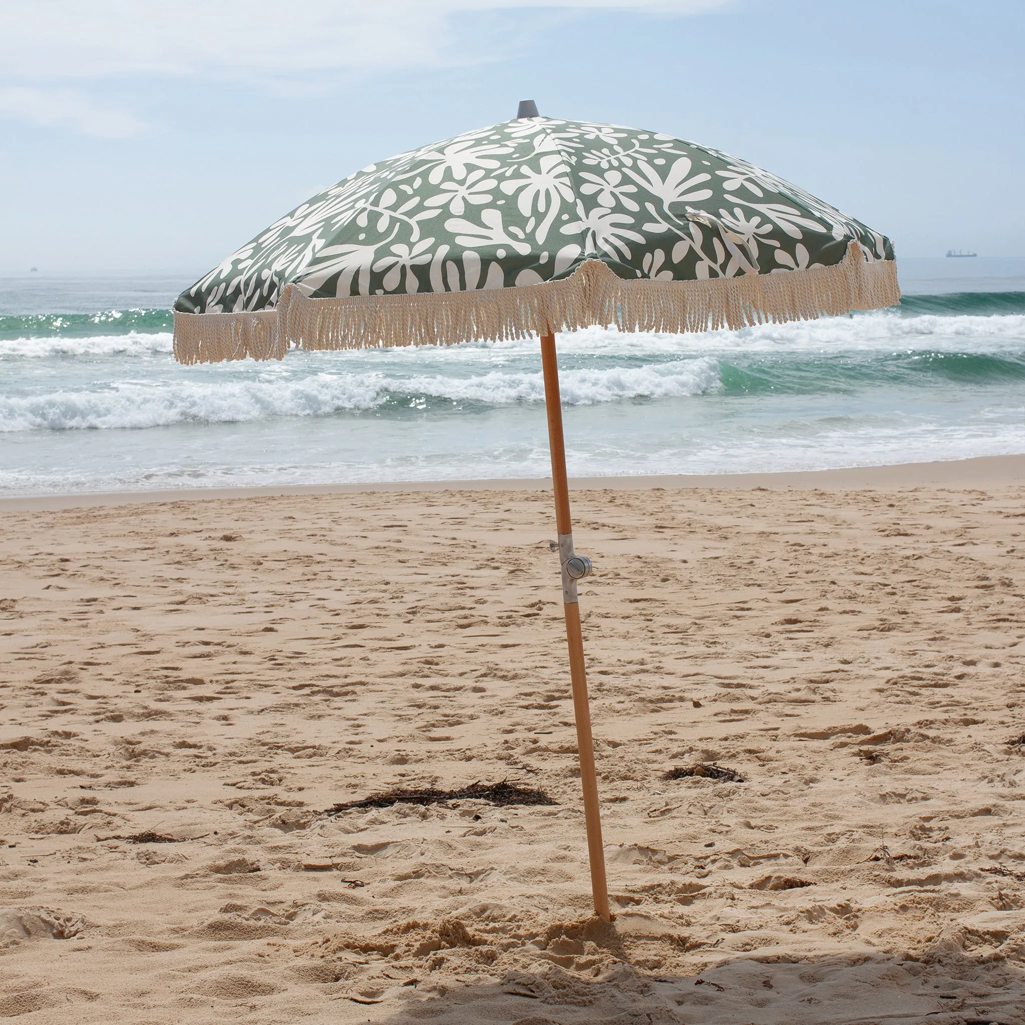 Luxe Beach Umbrella | The Vacay Olive Sunnylife